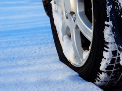 カーリース車両にダメージは厳禁 雪道でスタックしたらどう脱出する？