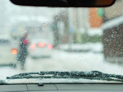 雪で立ち往生のリスクに備えて、 ジャンプスターターを常備しておこう