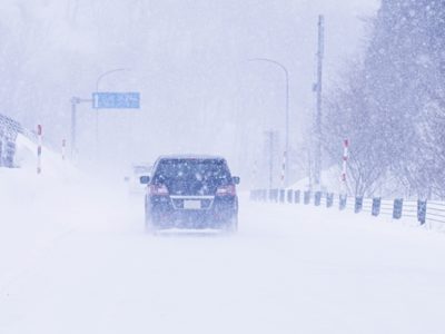 突然の大雪の影響で立ち往生となってしまったら どうすればいい？　どんな備えが必要？